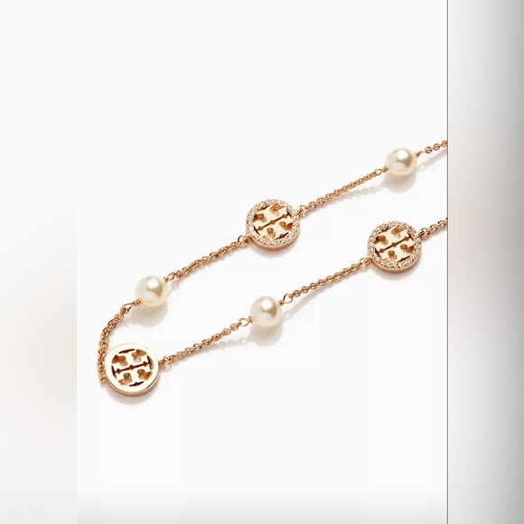 NWT Authentic Luxury Minimalist Tory Burch Crystal Pearl Logo Necklace - Picture 4 of 17